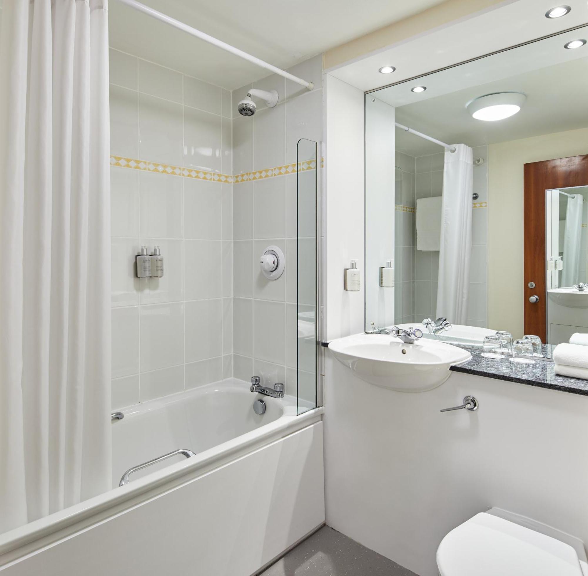 Leonardo Inn Aberdeen Airport Дайс Екстериор снимка